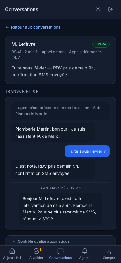 Transcription d'un appel dans l'espace client AgentRewire, en thème sombre : l'agent se présente comme l'assistant IA de Plomberie Martin, prend un rendez-vous pour le lendemain 9 h et envoie la confirmation par SMS.